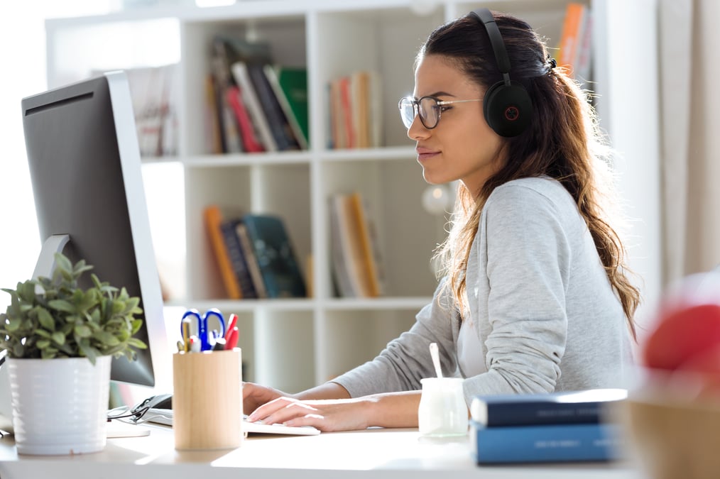 Yealink+WH68+Hybrid-Open+Office+Lifestyle+Image